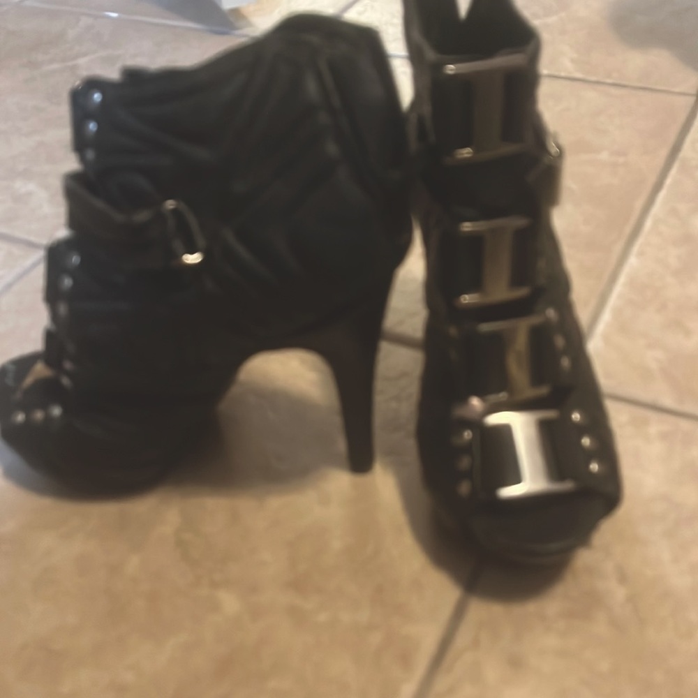 Size 6 N.Y.L.A heels , zip up back